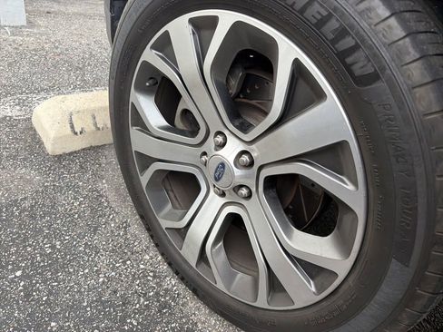 Used 2019 Ford Explorer Platinum image 4