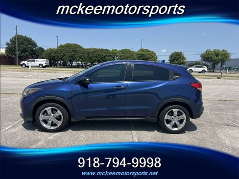 Used 2017 Honda HR-V EX image 2