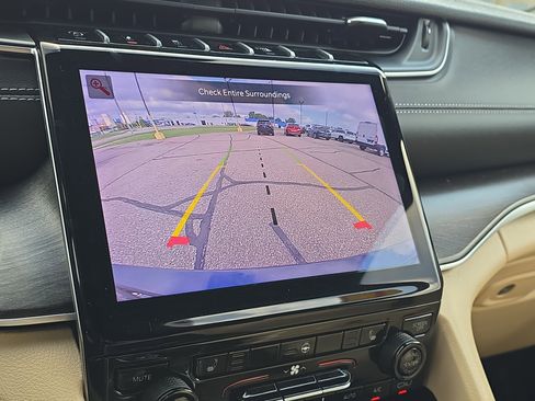 Used 2024 Jeep Grand Cherokee L Limited image 21