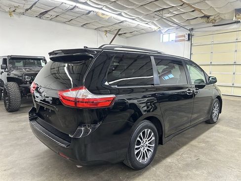 Used 2019 Toyota Sienna XLE FWD image 3