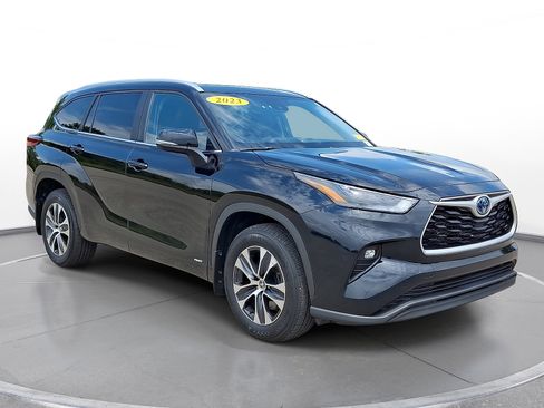 Used 2023 Toyota Highlander XLE AWD/4WD image 1