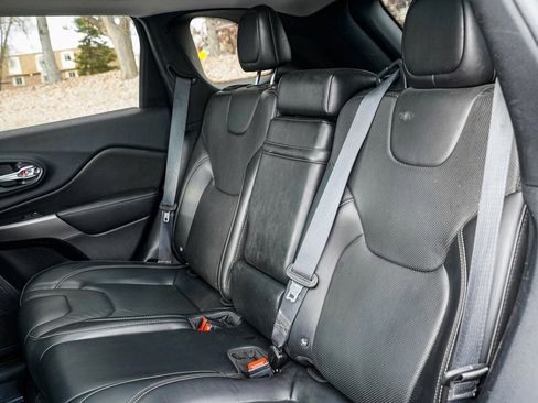 Used 2019 Jeep Cherokee Limited image 16