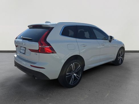 Used 2021 Volvo XC60 T5 Momentum w/ Premium Package image 5