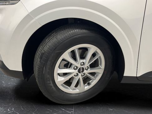 Used 2024 Kia Carnival LX FWD image 35