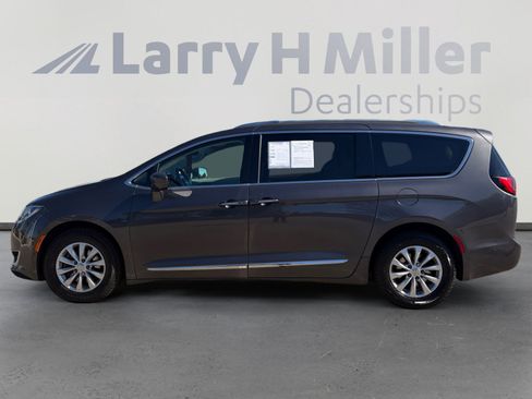 Used 2018 Chrysler Pacifica Touring-L Plus FWD image 3