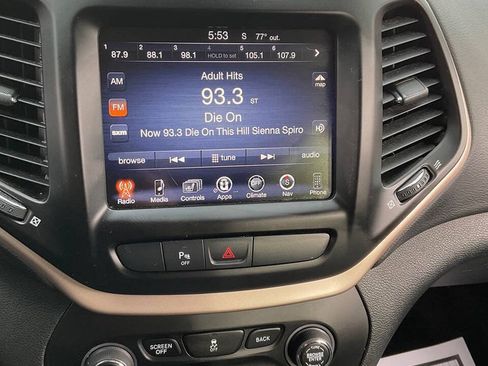 Used 2018 Jeep Cherokee Limited AWD/4WD image 7
