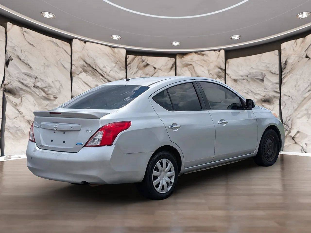 Used 2013 Nissan Versa SV FWD image 11