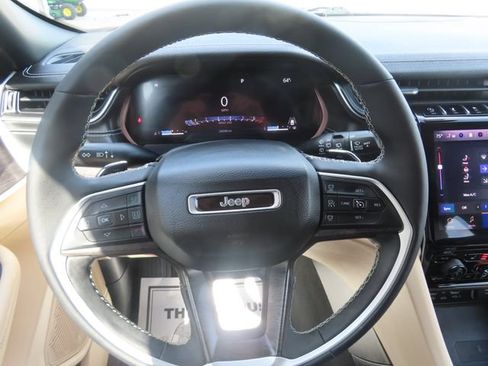 Used 2023 Jeep Grand Cherokee Limited w/ Luxury Tech Group II AWD/4WD image 36