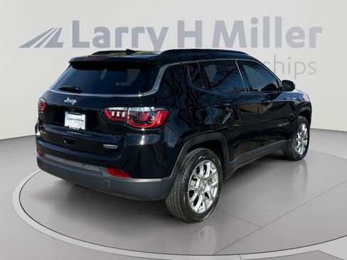 Used 2023 Jeep Compass Latitude w/ Sun and Sound Group AWD/4WD image 5