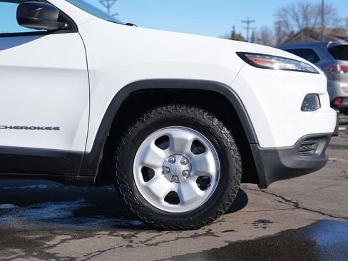 Used 2016 Jeep Cherokee Sport image 11