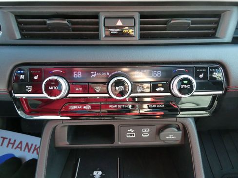 Used 2025 Honda Pilot Black Edition image 35