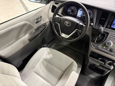 Used 2019 Toyota Sienna LE FWD image 25