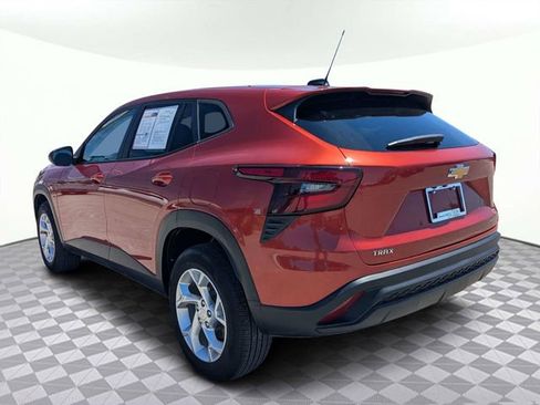 Used 2024 Chevrolet Trax LS w/ LS Convenience Package FWD image 5