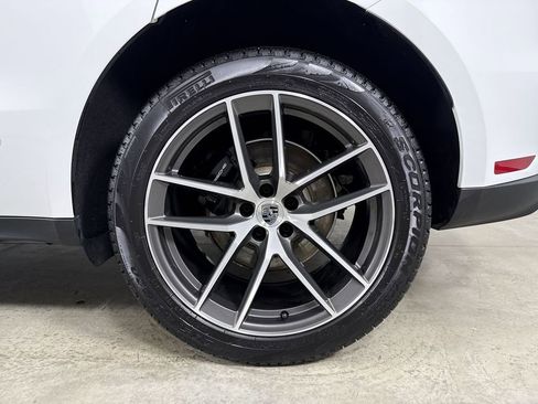 Certified 2025 Porsche Macan image 14