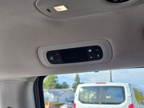 Used 2019 Chrysler Pacifica Touring-L image 18