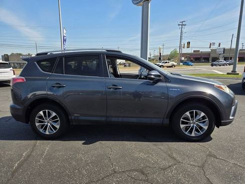 Used 2017 Toyota RAV4 XLE w/ All Weather Liner Package AWD/4WD image 8