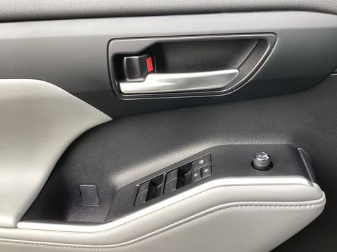 Certified 2023 Toyota Highlander XLE image 29