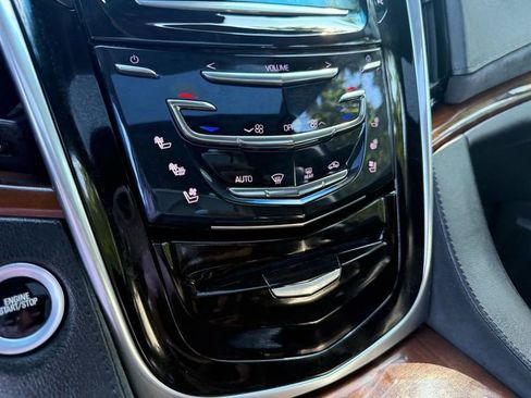 Used 2019 Cadillac Escalade ESV Luxury image 16