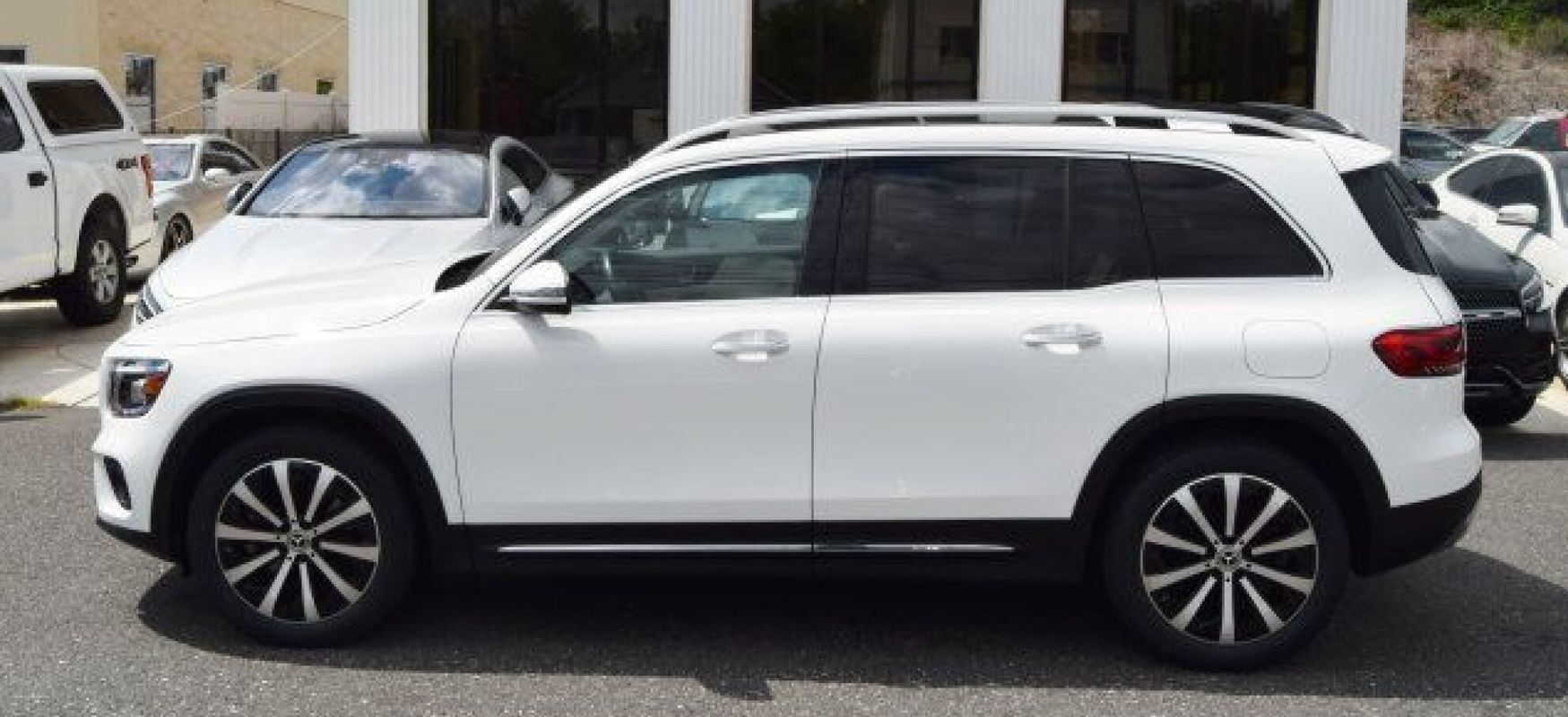 Used 2022 Mercedes-Benz GLB 250 4MATIC w/ Premium Package Lite image 3