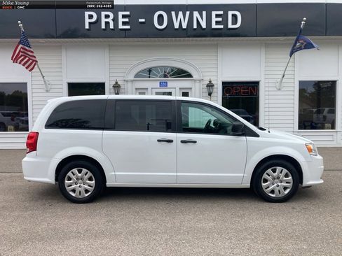 Used 2019 Dodge Grand Caravan SE FWD image 4
