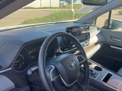 Used 2023 Toyota Sienna XLE image 14