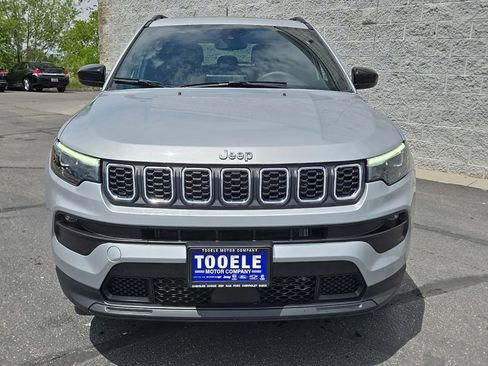 Used 2024 Jeep Compass Latitude w/ Sun and Sound Group AWD/4WD image 9