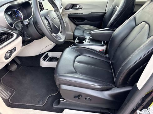 Used 2024 Chrysler Pacifica Limited FWD image 15