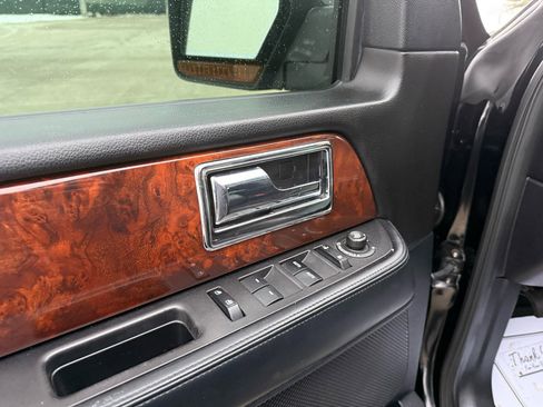 Used 2016 Lincoln Navigator Select image 14