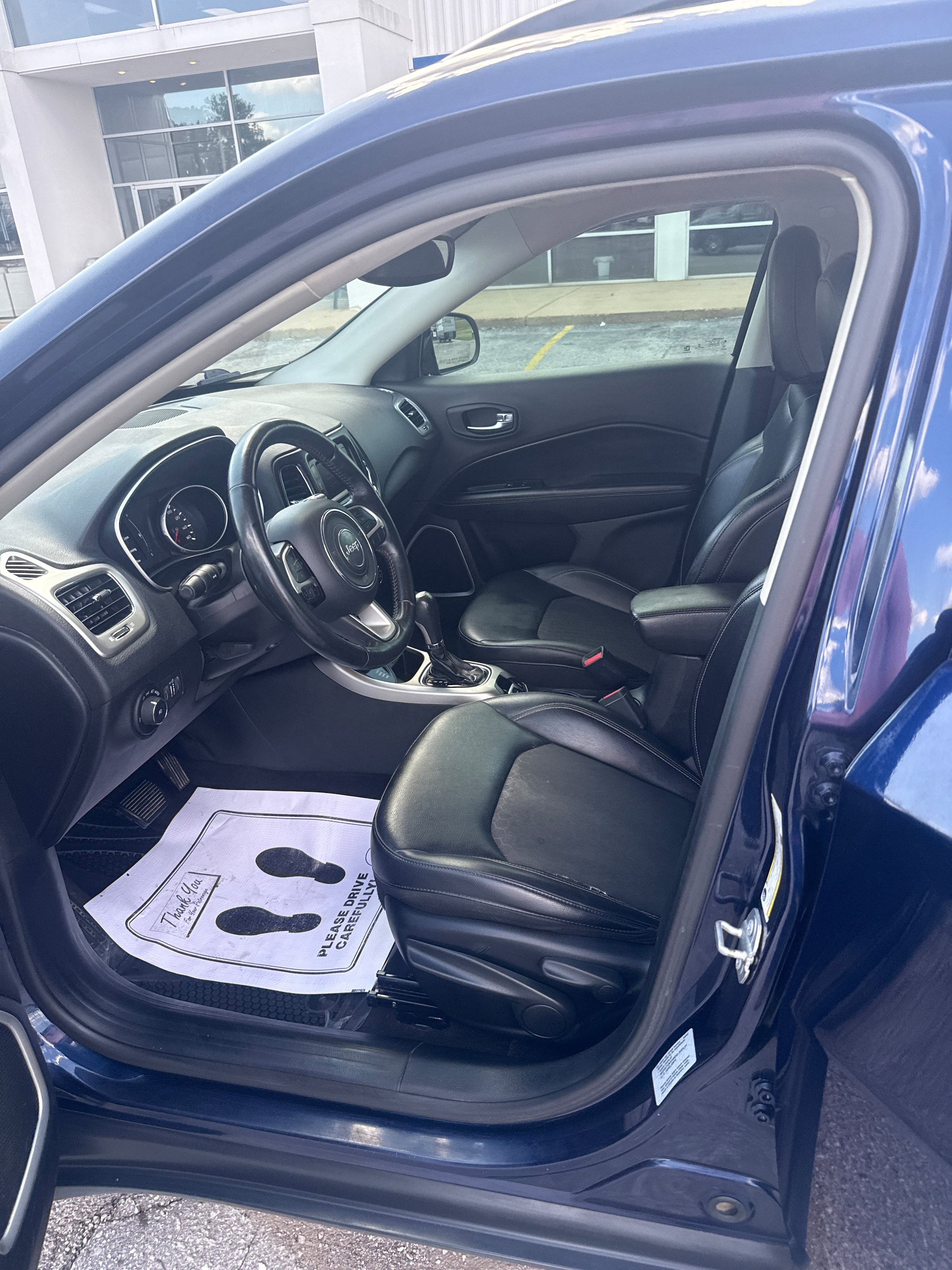 Used 2017 Jeep Compass Latitude w/ Cold Weather Group AWD/4WD image 4