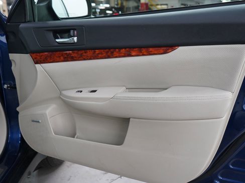 Used 2010 Subaru Outback 3.6R Limited AWD/4WD image 9