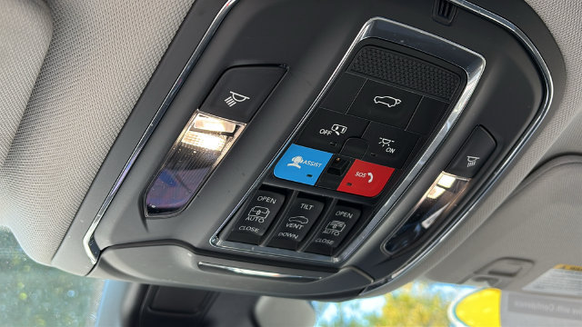 Used 2023 Jeep Grand Cherokee L Limited w/ Black Appearance Package AWD/4WD image 21