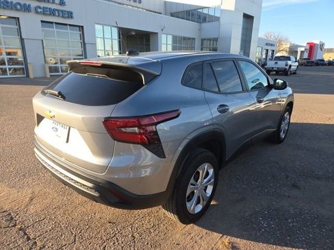 Used 2025 Chevrolet Trax LS w/ Driver Confidence Package image 8