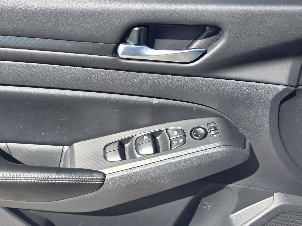 Used 2024 Nissan Altima 2.5 SV FWD image 14