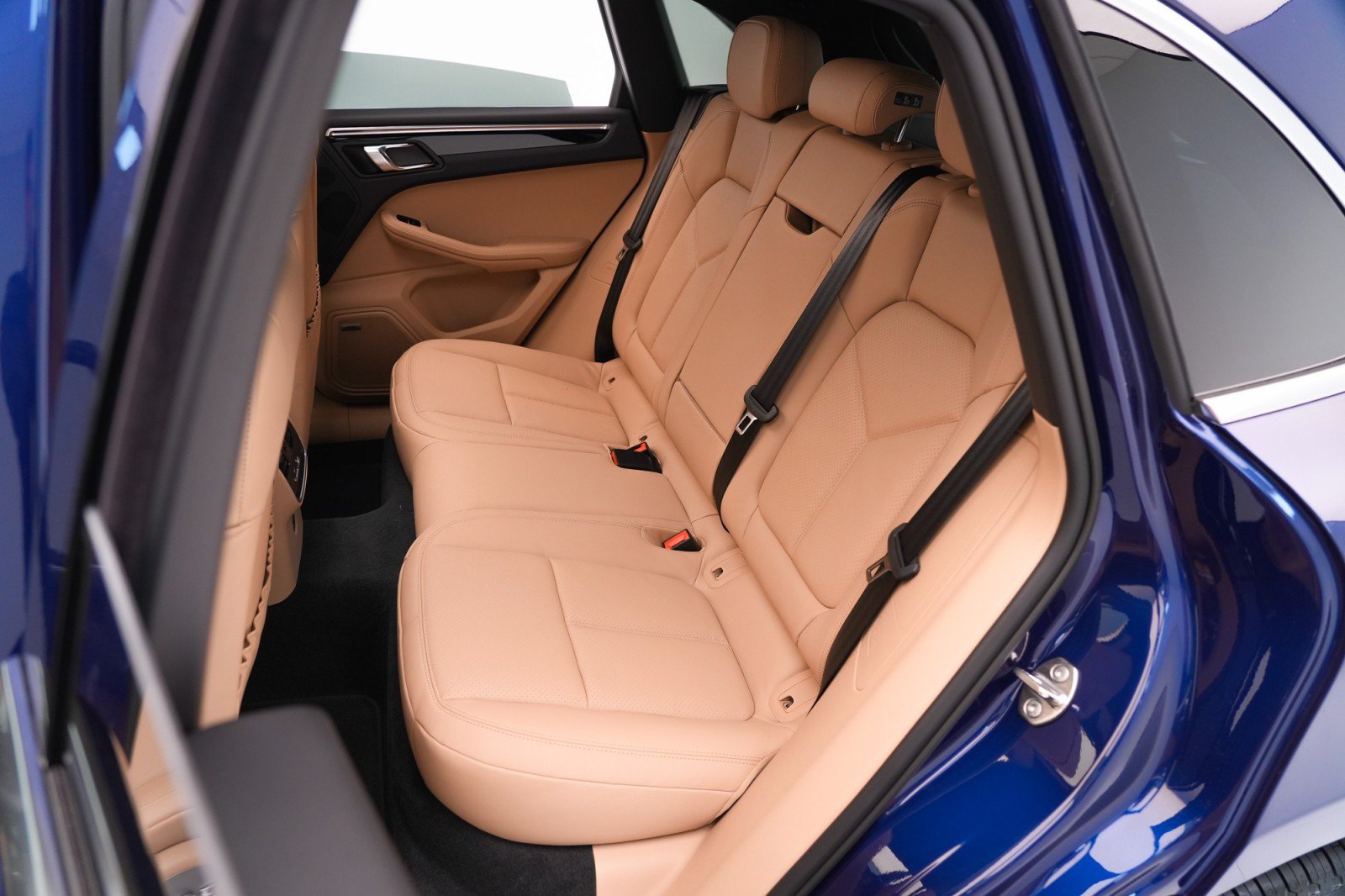 Certified 2024 Porsche Macan AWD/4WD image 24