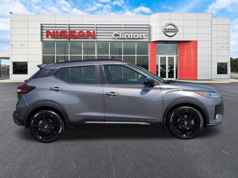 Used 2023 Nissan Kicks SR w/ SR Premium Package FWD image 2