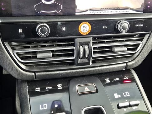 Used 2022 Porsche Macan S image 21