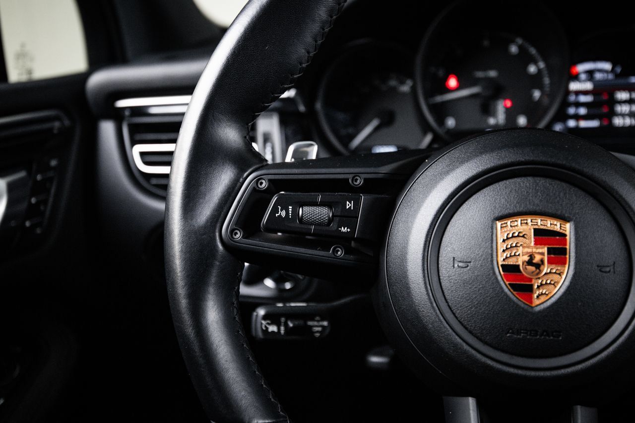 Certified 2024 Porsche Macan AWD/4WD image 17