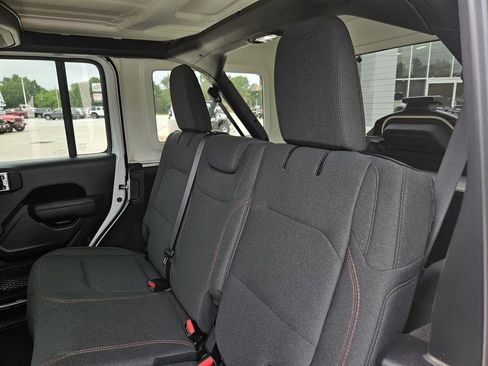Used 2026 Jeep Wrangler Unlimited Rubicon AWD/4WD image 32