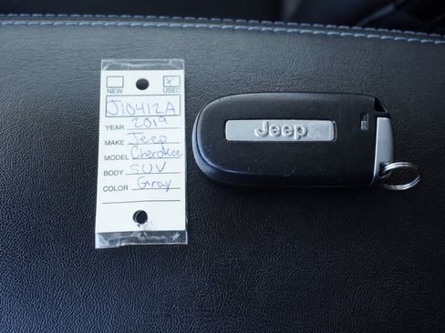 Used 2019 Jeep Cherokee Latitude Plus w/ Comfort/Convenience Group image 38