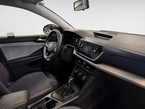 Used 2022 Volkswagen Taos SE w/ Panoramic Sunroof Package FWD image 9