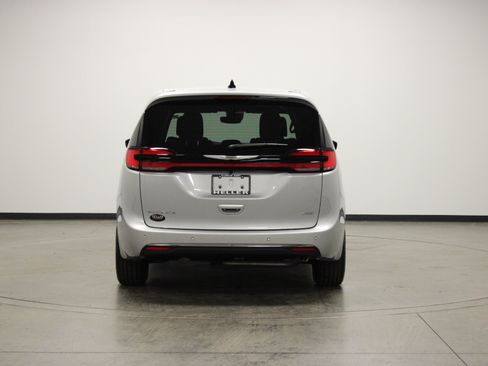 New 2026 Chrysler Pacifica Select AWD/4WD image 7