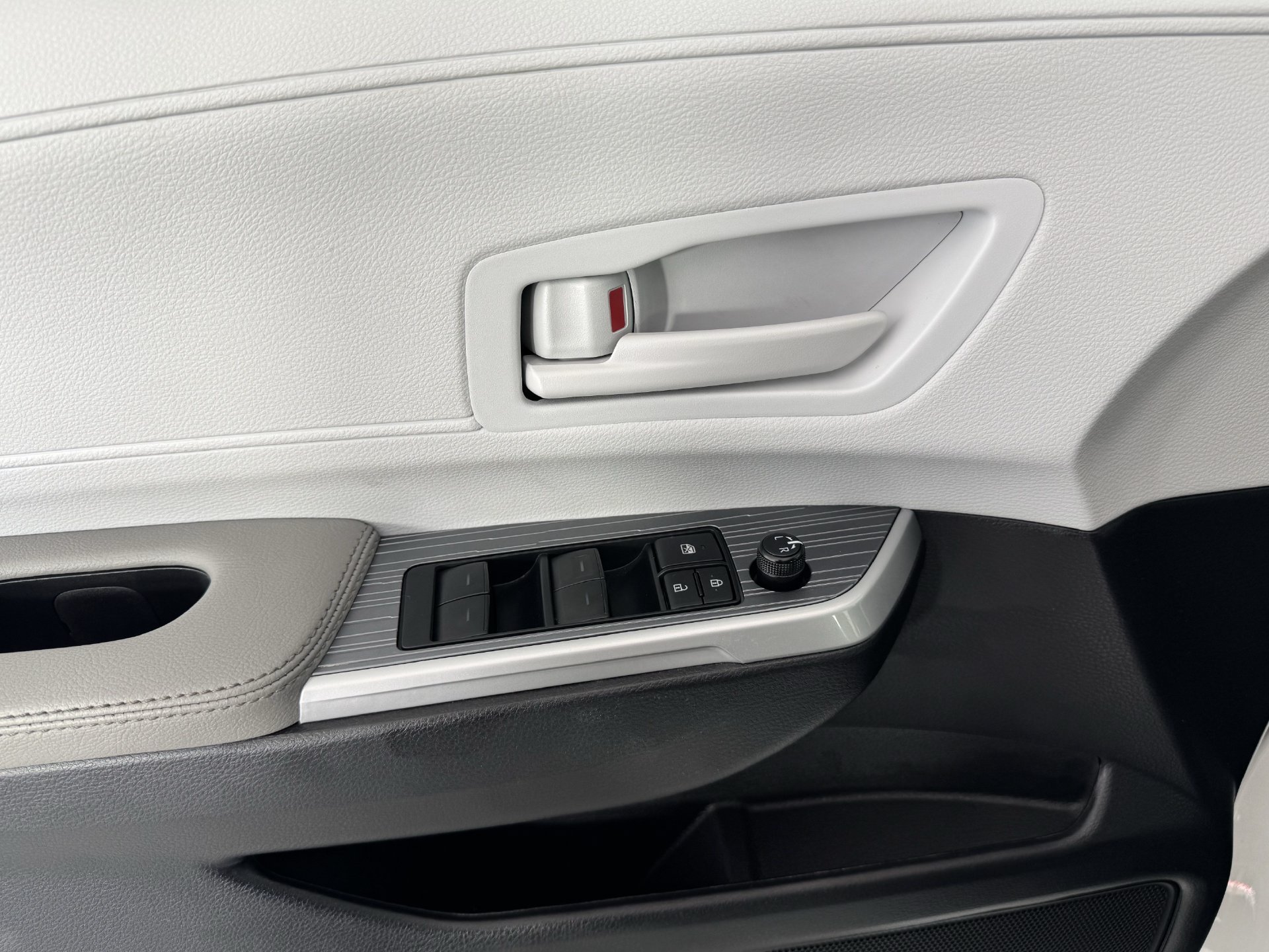 Certified 2026 Toyota Sienna LE FWD image 14