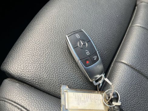Used 2025 Mercedes-Benz GLB 250 4MATIC image 17