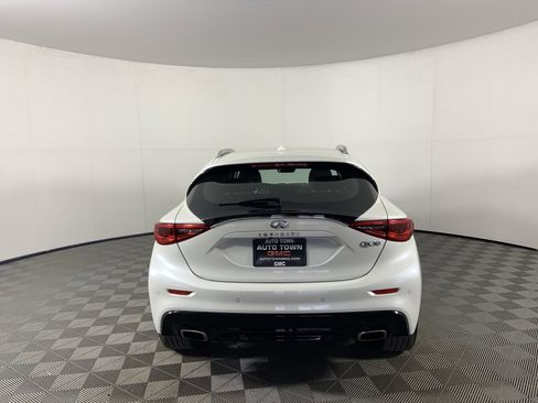 Used 2017 INFINITI QX30 Premium w/ Navigation Package image 8