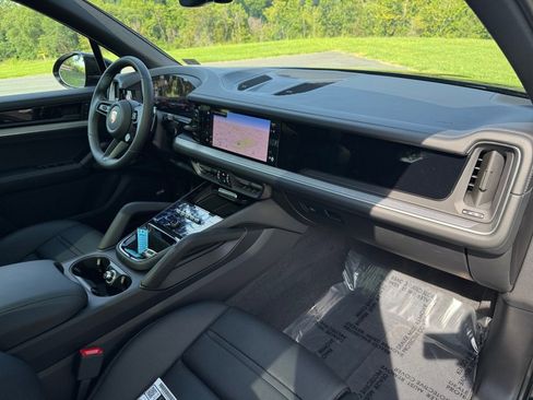New 2025 Porsche Cayenne image 18