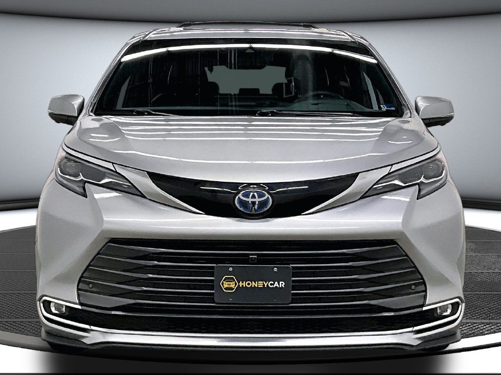 Used 2025 Toyota Sienna Platinum AWD/4WD image 2