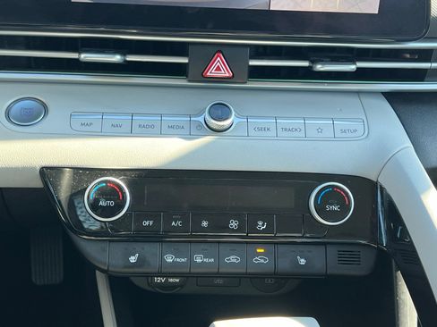 Certified 2024 Hyundai Elantra Limited image 34