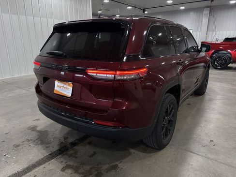 Used 2025 Jeep Grand Cherokee Altitude AWD/4WD image 8