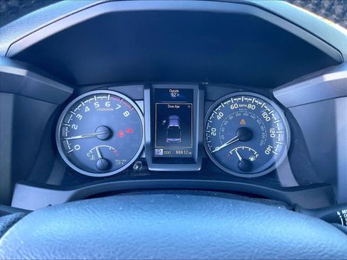 Used 2018 Toyota Tacoma TRD Off-Road w/ Technology Package image 21