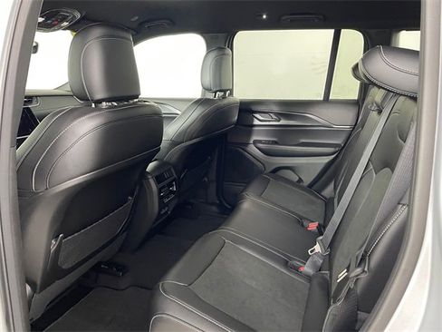 New 2025 Jeep Grand Cherokee Altitude image 4
